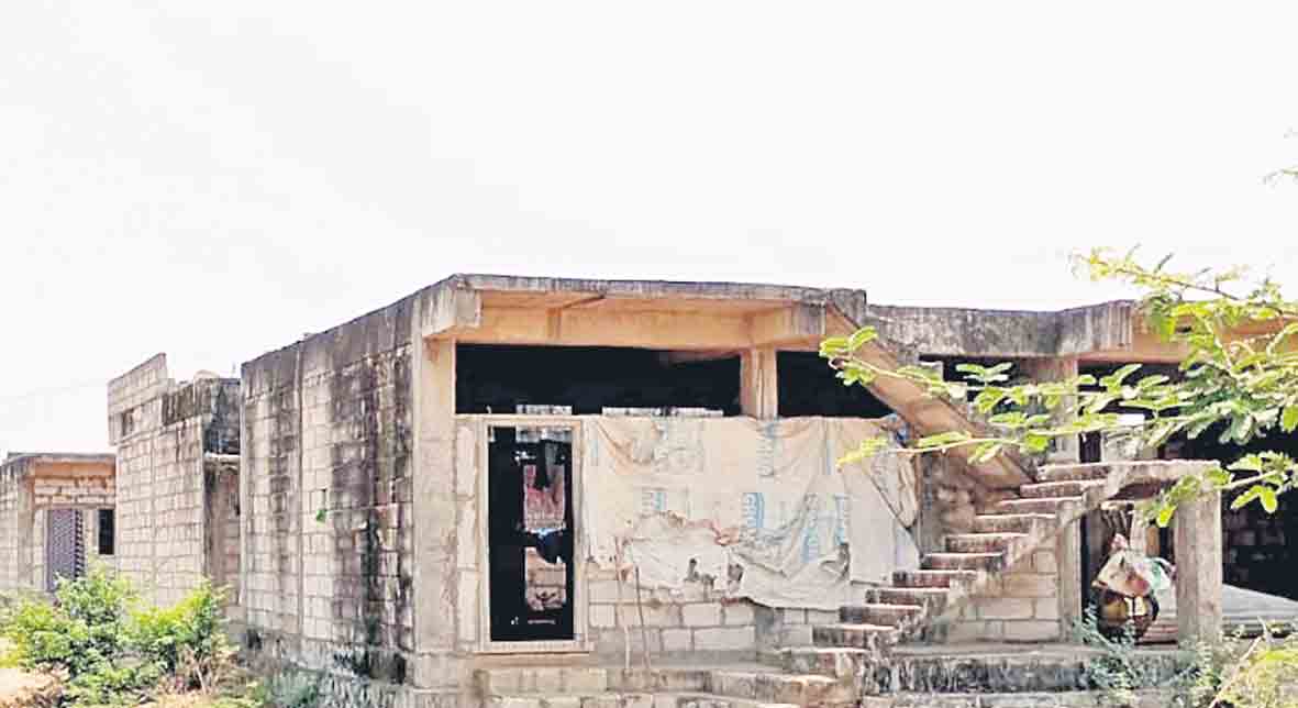పేదలకు దక్కని.. డబుల్‌ బెడ్‌రూమ్‌ ఇండ్లు