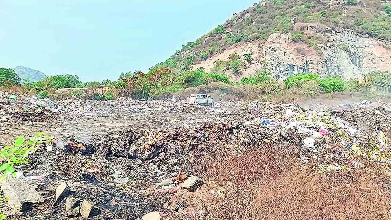 ఇక్కడ చెత్త.. అక్కడ పంచాయితీ