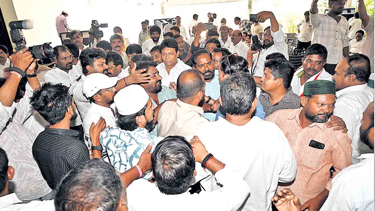 కరీంనగర్‌ కాంగ్రెస్‌లో రచ్చ రచ్చ.. పాత, కొత్త అంటూ వాగ్వాదం