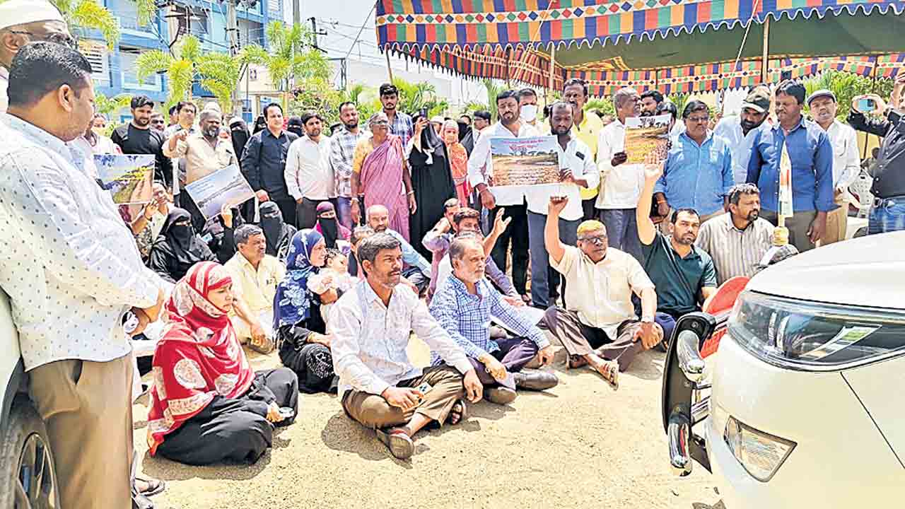 రైతులను ఒప్పించలేక.. ఆదేశాలు అమలు చేయలేక