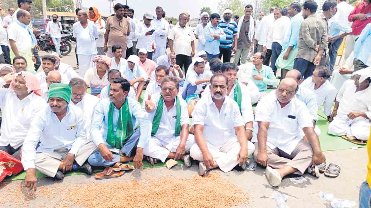 అన్నదాతల ఆగ్రహం.. పంట ఉత్పత్తులను కొనుగోలు చేయకపోవడంతో ఆందోళన