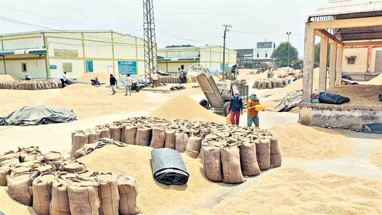 ఎక్కడి కుప్పలు అక్కడే..