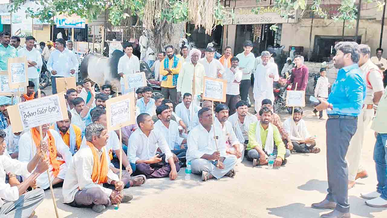 జొన్నలు కొనాలని రోడ్డెక్కిన రైతులు