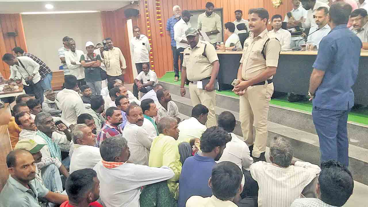 ప్రజావాణిలో రైతుల ధర్నా.. బోనస్‌ డబ్బులు ఇంకెప్పుడిస్తరు?