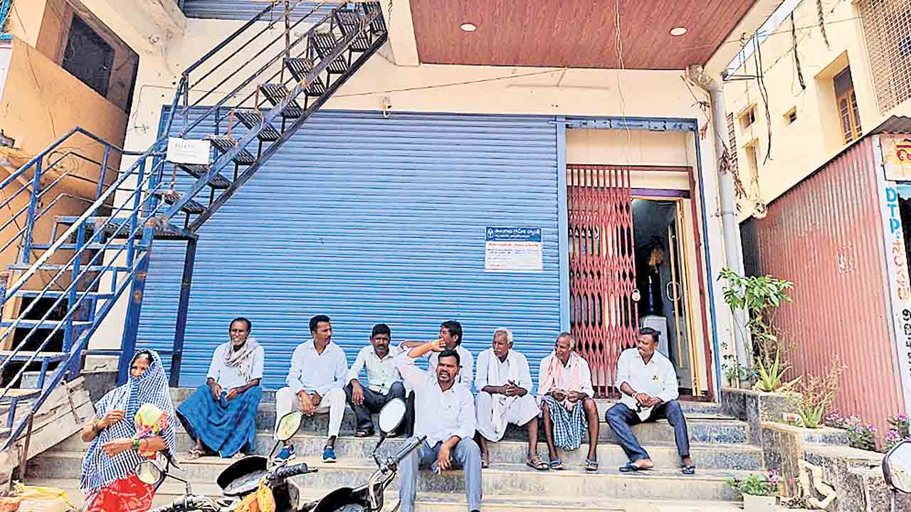 ఖాతాల ఫ్రీజ్‌పై ఆందోళన.. రుణం మాఫీ అవుతుందని లోన్లు రెన్యువల్‌ చేసుకోని రైతులు