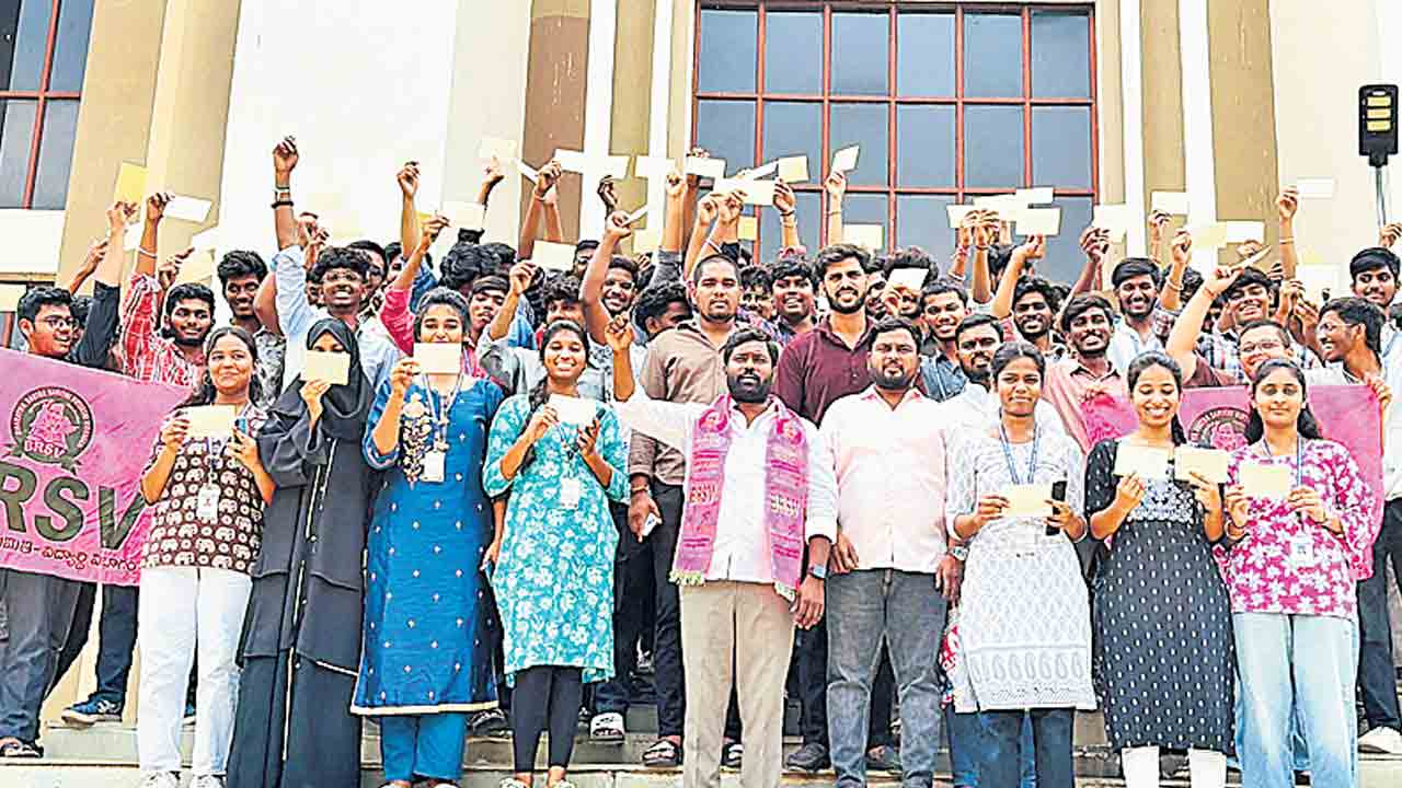 బీఆర్‌ఎస్వీ పోస్టుకార్డు ఉద్యమం.. ఫీజు రీయింబర్స్‌మెంట్‌ కోసం రాష్ట్ర హైకోర్టు సీజేకు లక్ష ఉత్తరాలు