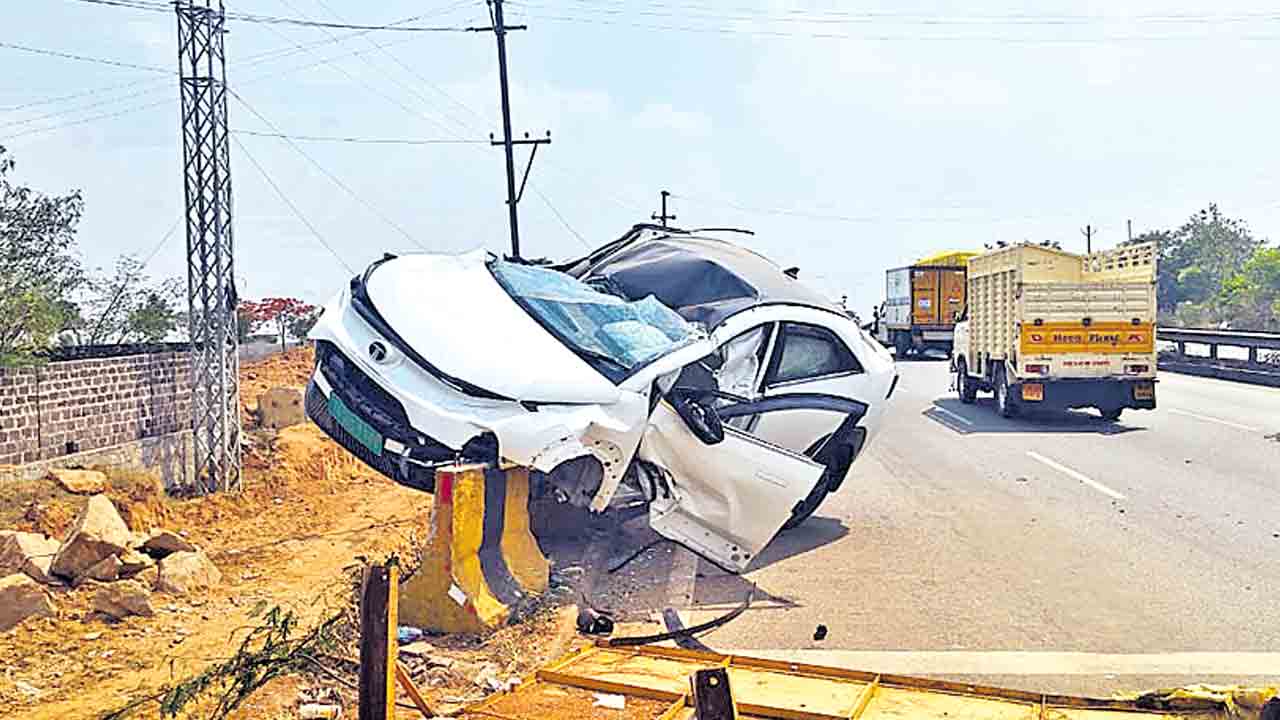 కారులో చెలరేగిన మంటలు… తప్పిన పెనుప్రమాదం