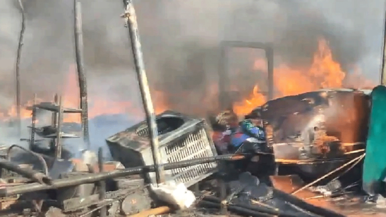 Fire accident | మురికివాడలో భారీ అగ్నిప్రమాదం.. మంటలు ఆర్పుతున్న ఫైర్‌ సిబ్బంది.. Video