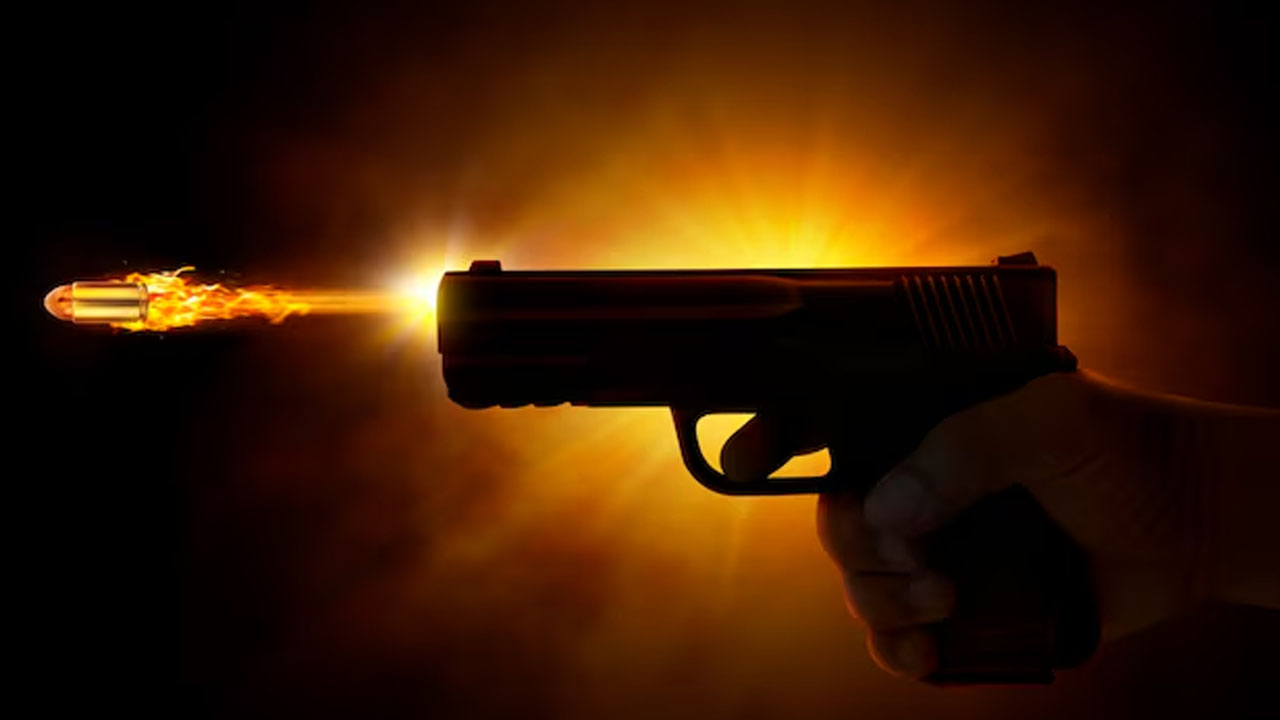 Firing | పోలీసులపై ప్రేమోన్మాది దాడి.. కాల్పుల్లో నిందితుడికి గాయాలు