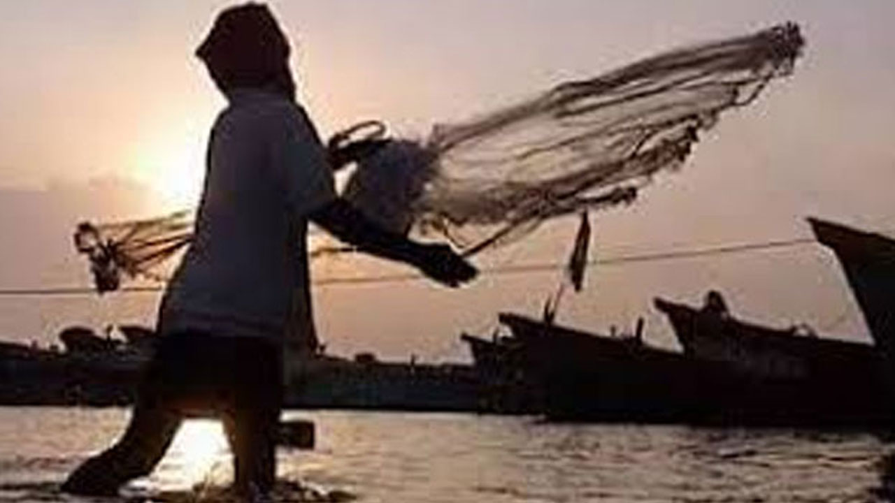 Viral News | నోటితో పట్టుకుంటే జారి గొంతులో దూరిన చేప.. ఊపిరాడక జాలరి మృతి..?