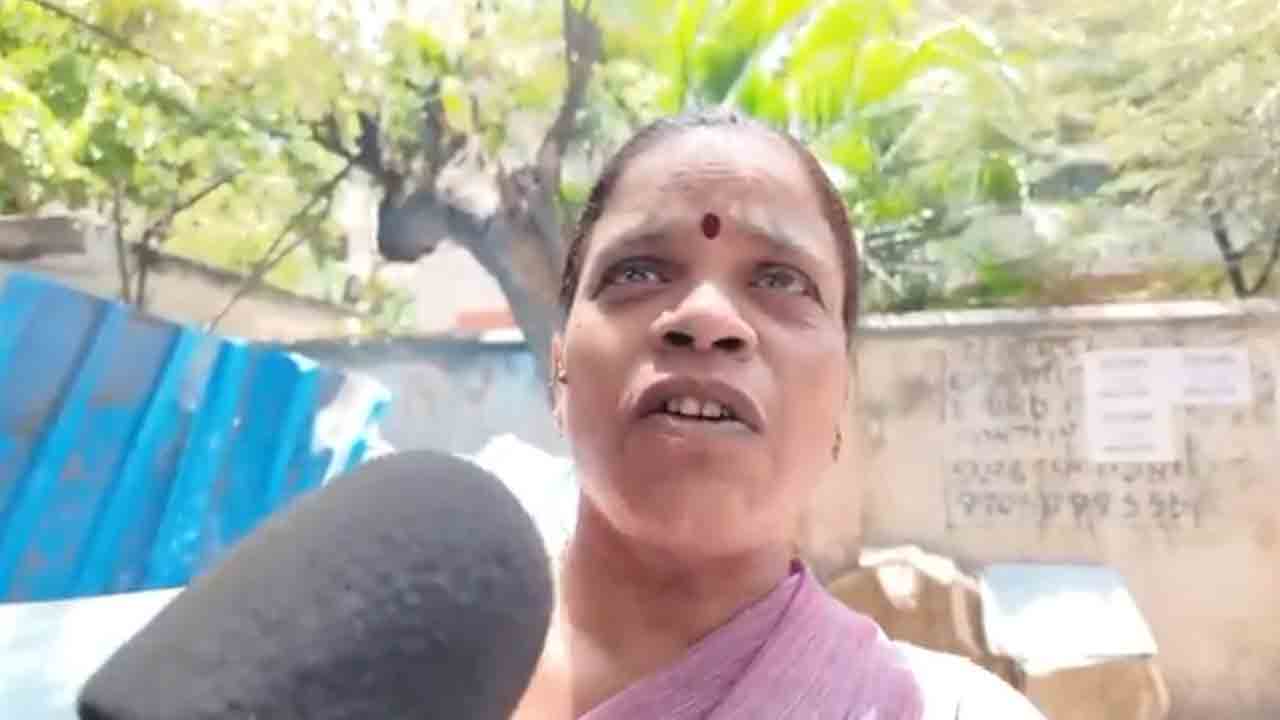 Footpath Shops | కుటుంబమంతా కాళ్లు, చేతులు మొక్కినా పట్టించుకోలేదు.. ఫుట్‌పాత్‌పై షాపు కోల్పోయిన బాధిత మహిళ