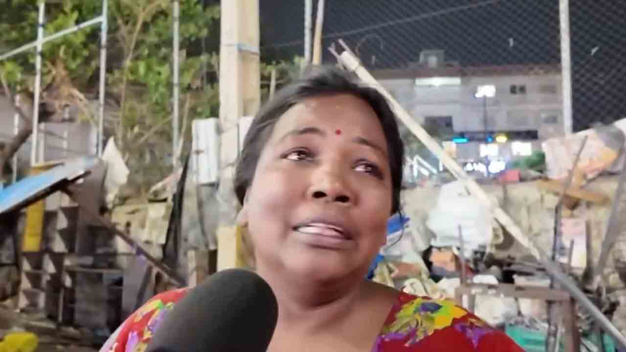 Footpath Shops victims | మమ్మల్ని ఏడిపించి వాళ్లేం బాగుపడుతారు.. ఫుట్‌పాత్‌పై షాపు కోల్పోయిన బాధిత మహిళ