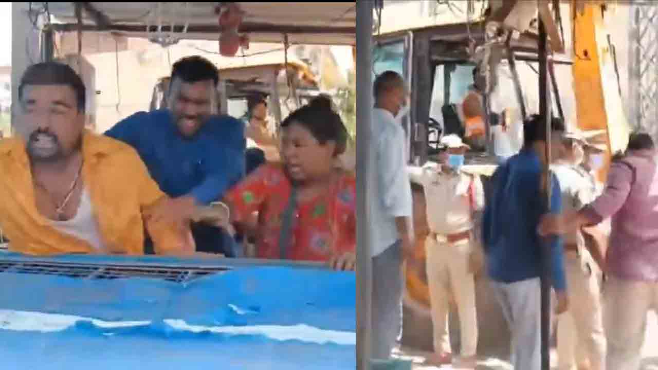 Footpath Shops | బుల్డోజర్లతో చిరు వ్యాపారుల షాపులపై టౌన్ ప్లానింగ్ అధికారుల కొరడా.. వీడియో