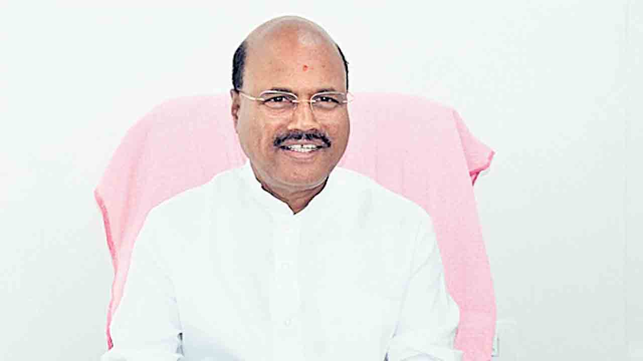 తాజా, మాజీ మధ్య సవాళ్ల పర్వం