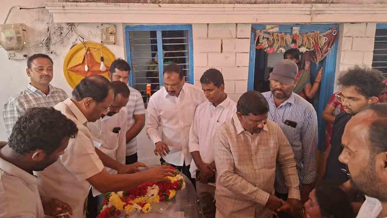 గిరిజన విద్యార్థి మృతి చెందినా స్పందించరా?