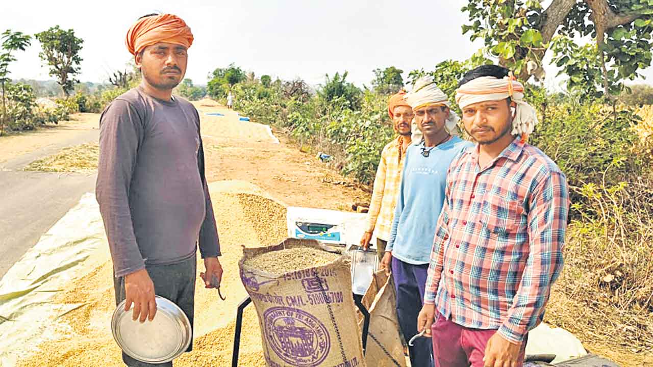 తేమపేరుతో నిలువు దోపిడీ