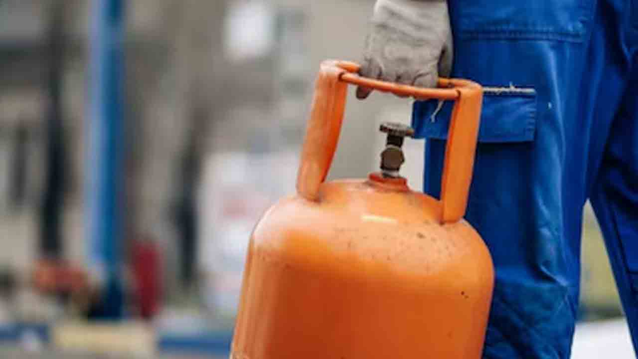 గ్యాస్‌ సిలిండర్‌ ఇప్పిస్తానని తీసుకెళ్లి.. ఇల్లు గుల్ల