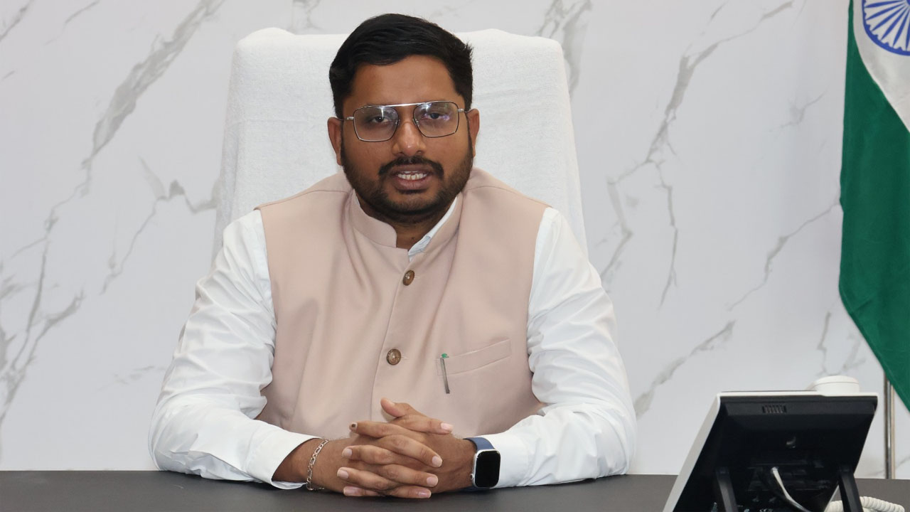 Show-Cause Notices | జిల్లా కలెక్టర్‌ సంచలన నిర్ణయం..76 మంది విద్యాశాఖ సిబ్బందికి షోకాజ్ నోటీసులు