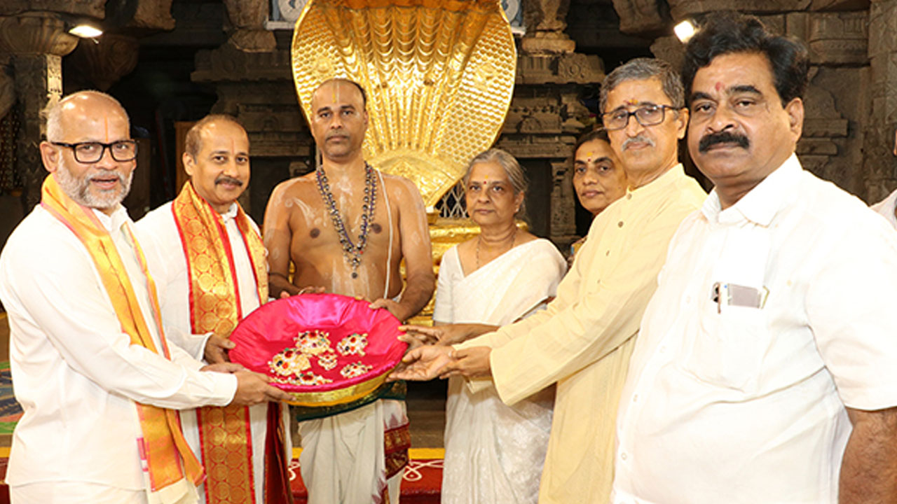 Tirumala | శ్రీవారికి రూ.94.80 లక్షల విలువైన బంగారు పతకాలు విరాళం