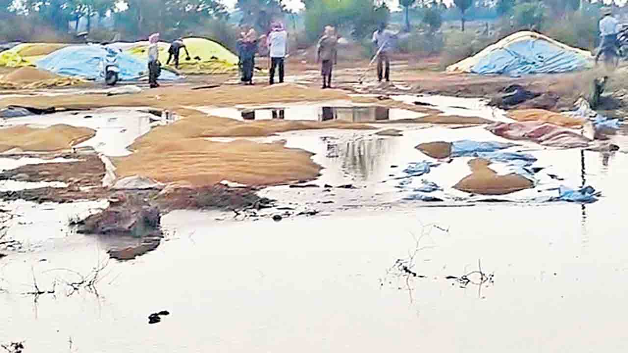 అధికారుల నిర్లక్ష్యం.. అన్నదాతలు ఆగం!