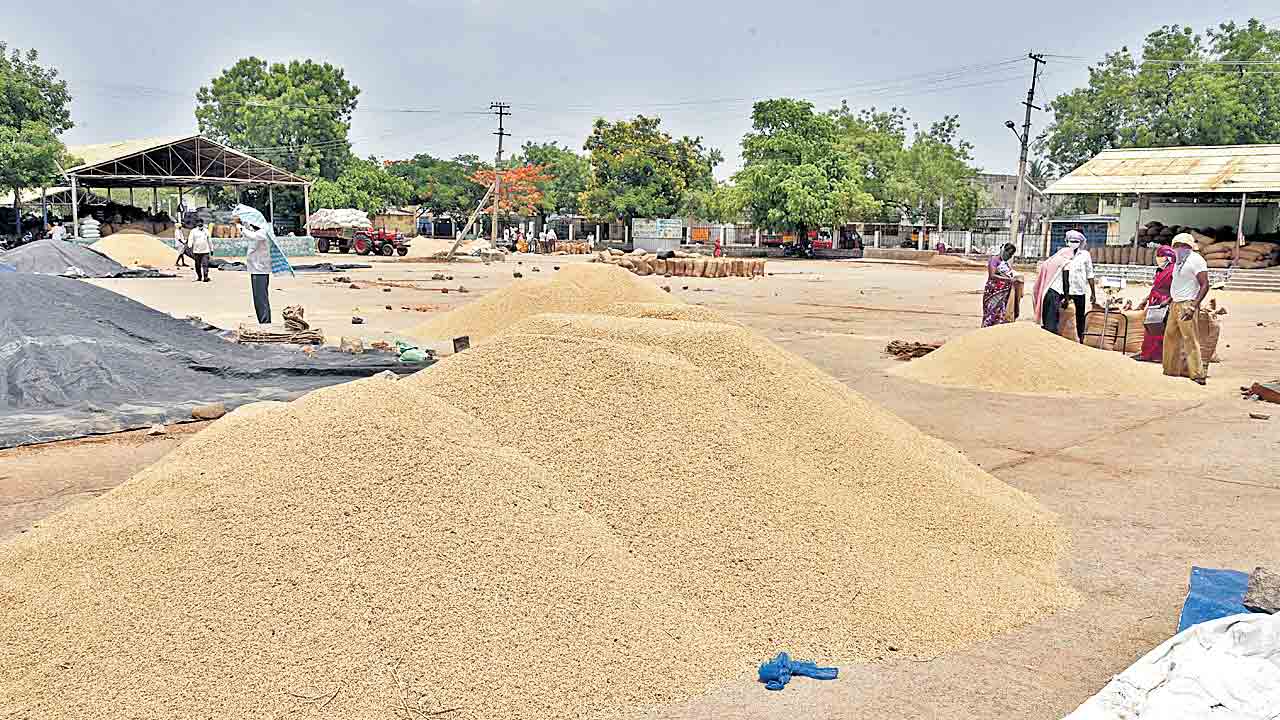 కోతలైపోయినా.. కొనుగోళ్లు లేవు.. సర్కార్‌పై నమ్మకం కోల్పోతున్న రాష్ట్ర రైతులు