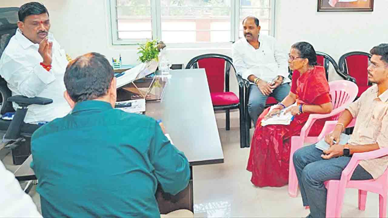 వసూళ్లకు పాల్పడితే కఠిన చర్యలు