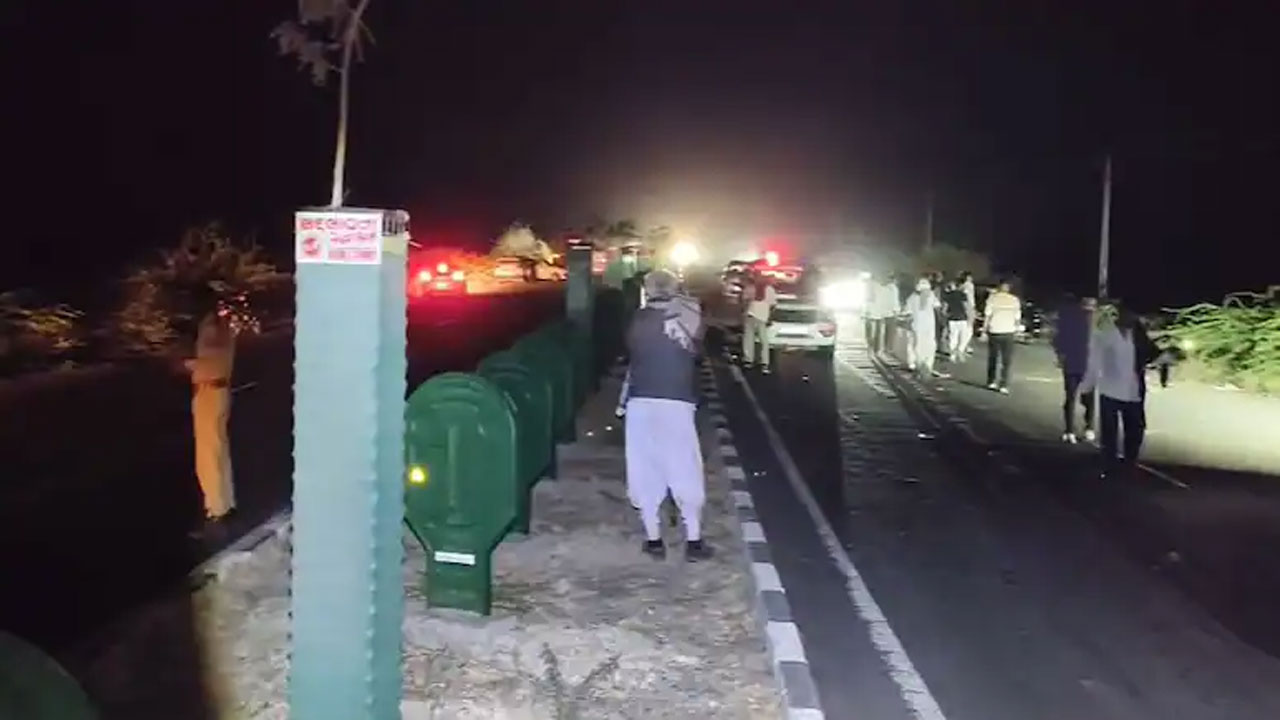 Road Accident | నడిచివెళ్తున్న యాత్రికులపైకి దూసుకెళ్లిన ట్రక్కు.. ఏడుగురు దుర్మరణం