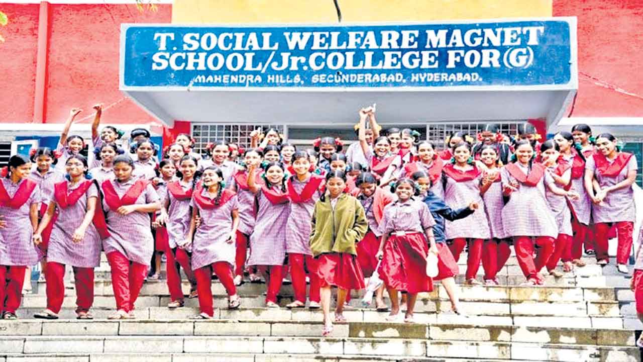 గురుకుల వెలుగులు కేసీఆర్‌ ఆనవాళ్లు