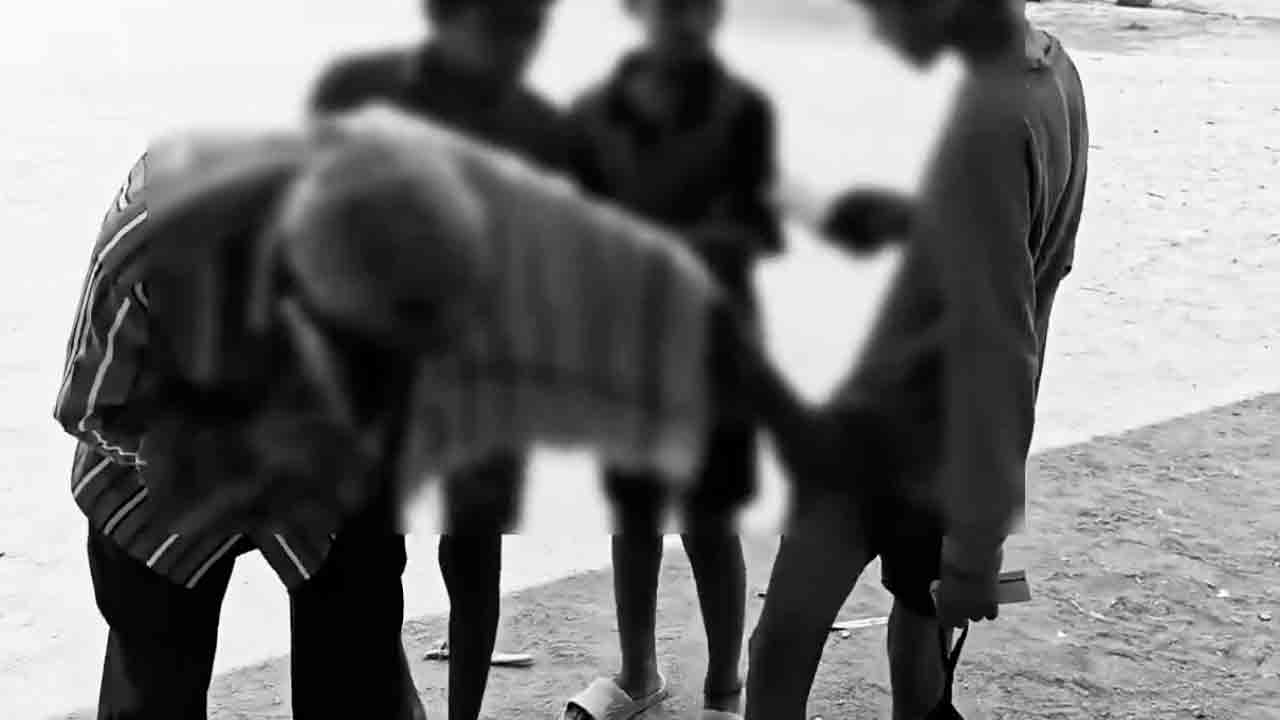 Gurukul Students | పుస్తకాలు తీసుకున్నారని విద్యార్థులను చితకబాదిన ప్రిన్సిపాల్‌.. వీడియో