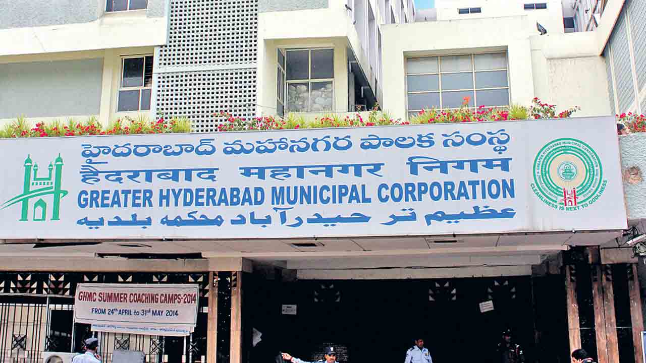 కమిషనర్‌ ఆదేశాలు బేఖాతరు.. ఈఈపై సస్పెన్షన్‌ వేటు