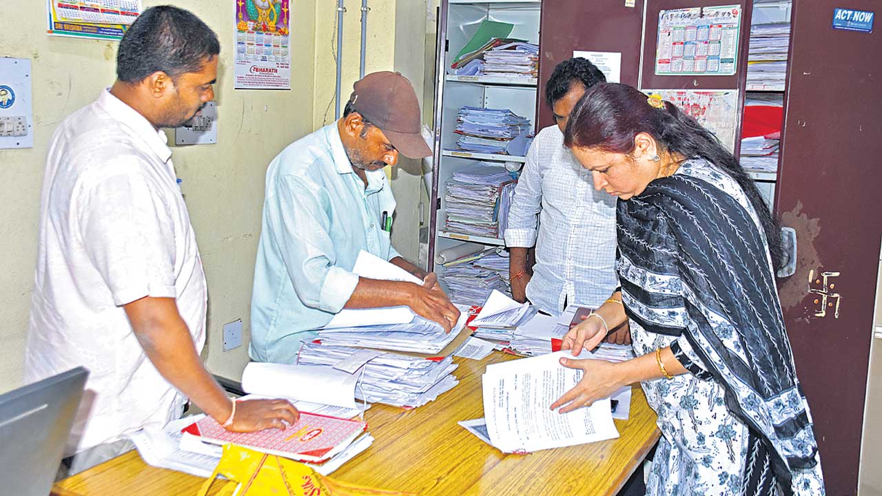 తనిఖీలు చేసి.. రికార్డులు పరిశీలించి..