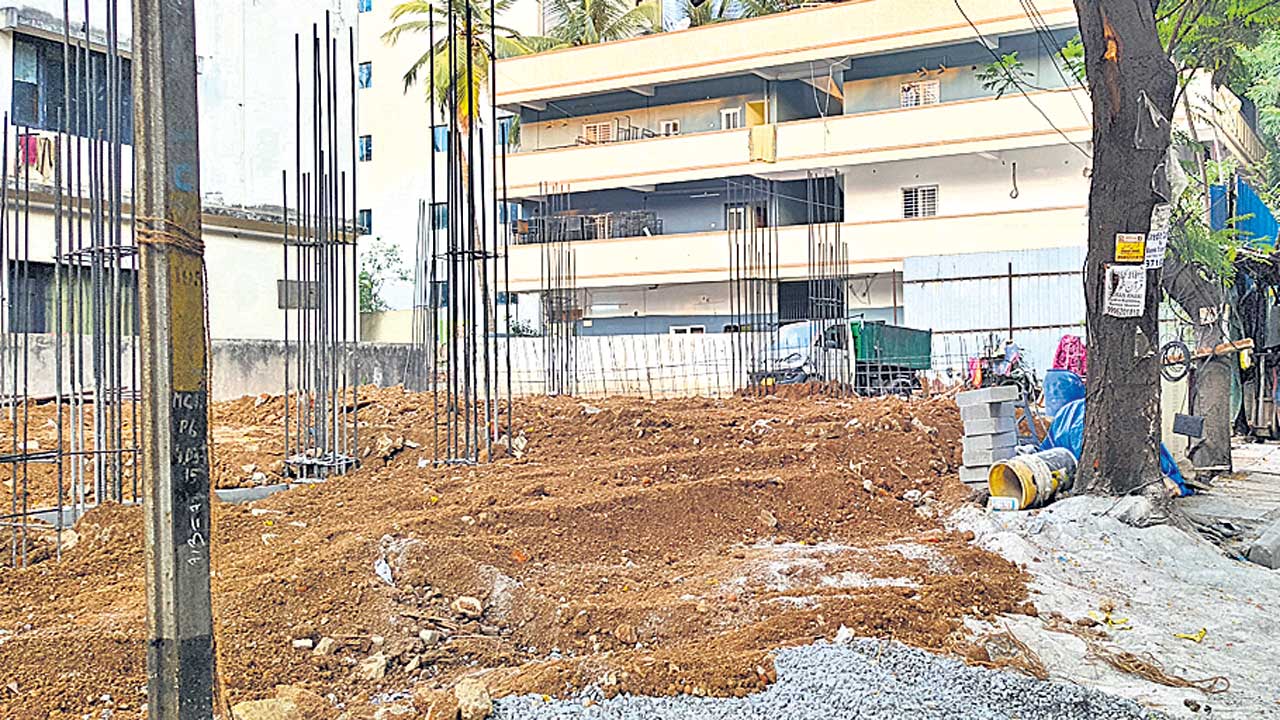 పార్కు స్థలంపై కబ్జాదారుల కన్ను