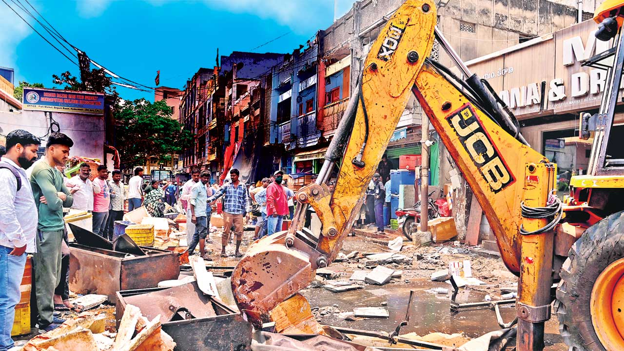 బతుకుదెరువుపైకి బుల్డోజర్లు వచ్చినయ్‌..