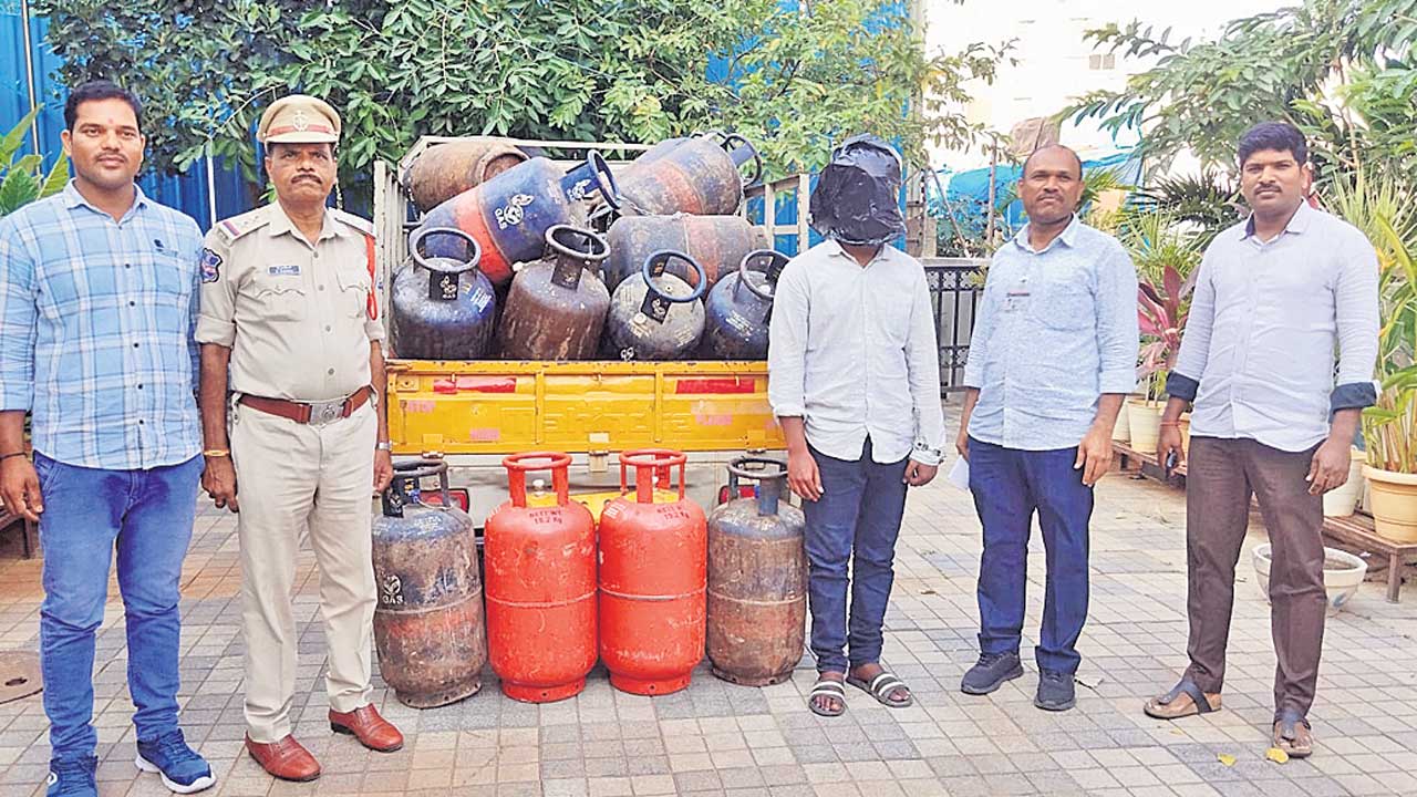 సిలిండర్ల పట్టివేత