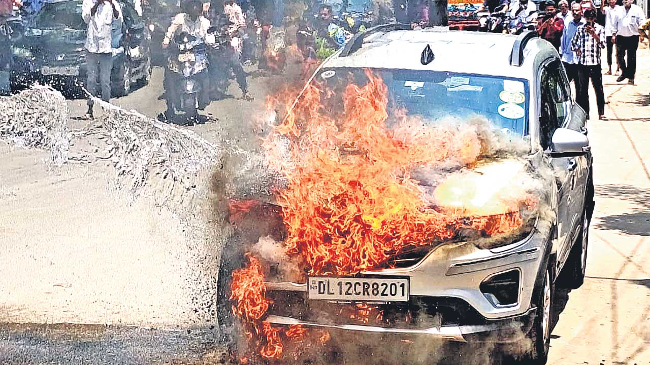 మండుతున్న ఎండలు.. వాహనాలకు మంటలు