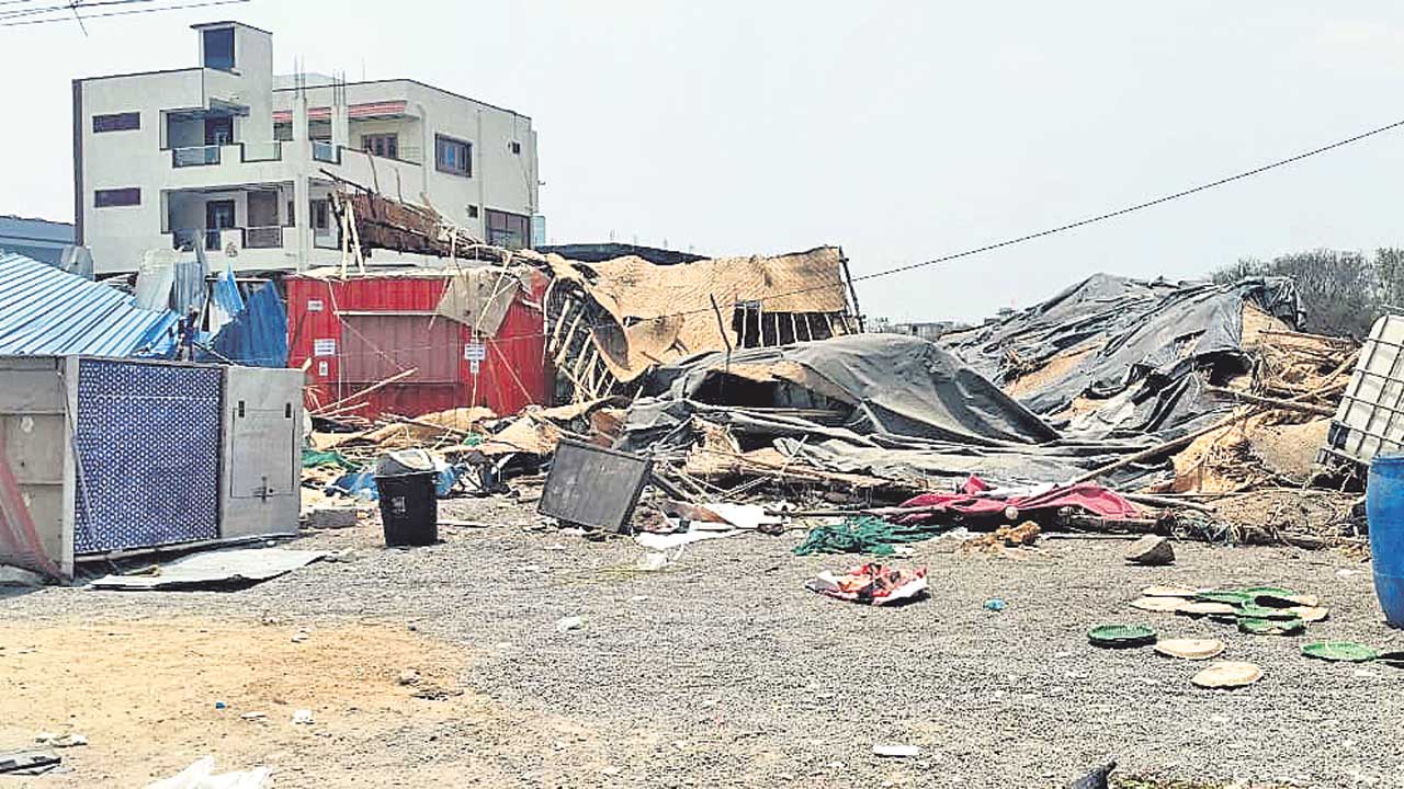 వీధినపడిన చిరు వ్యాపారులు