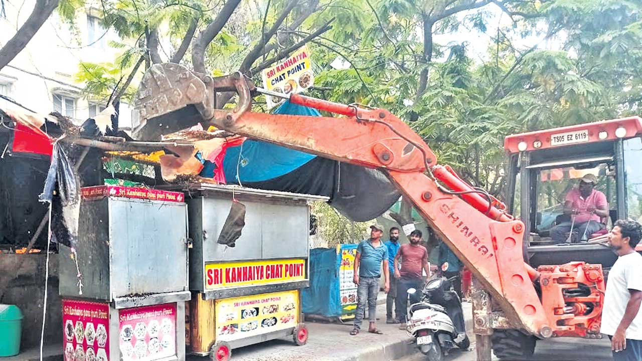 చిరు వ్యాపారులకు చుక్కలు బడా బాబులతో లెక్కలు!