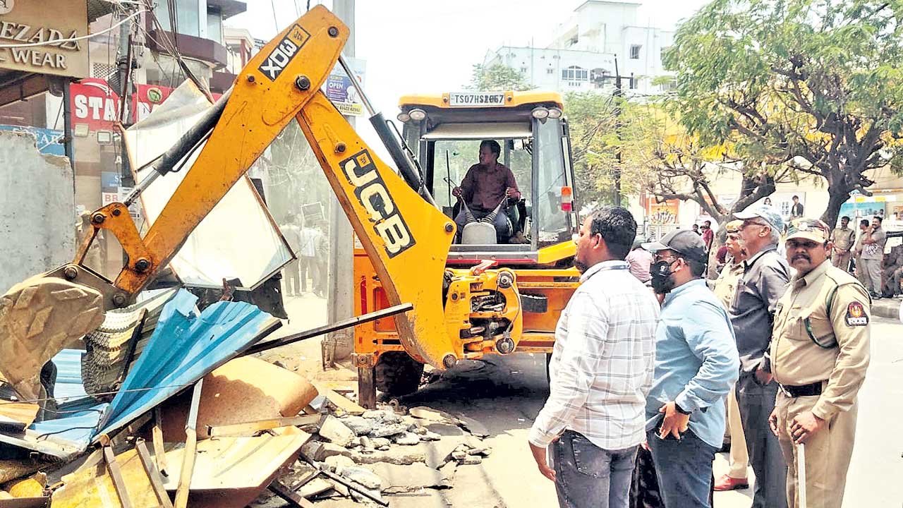 బక్క బతుకులపైకి బుల్డోజర్లు