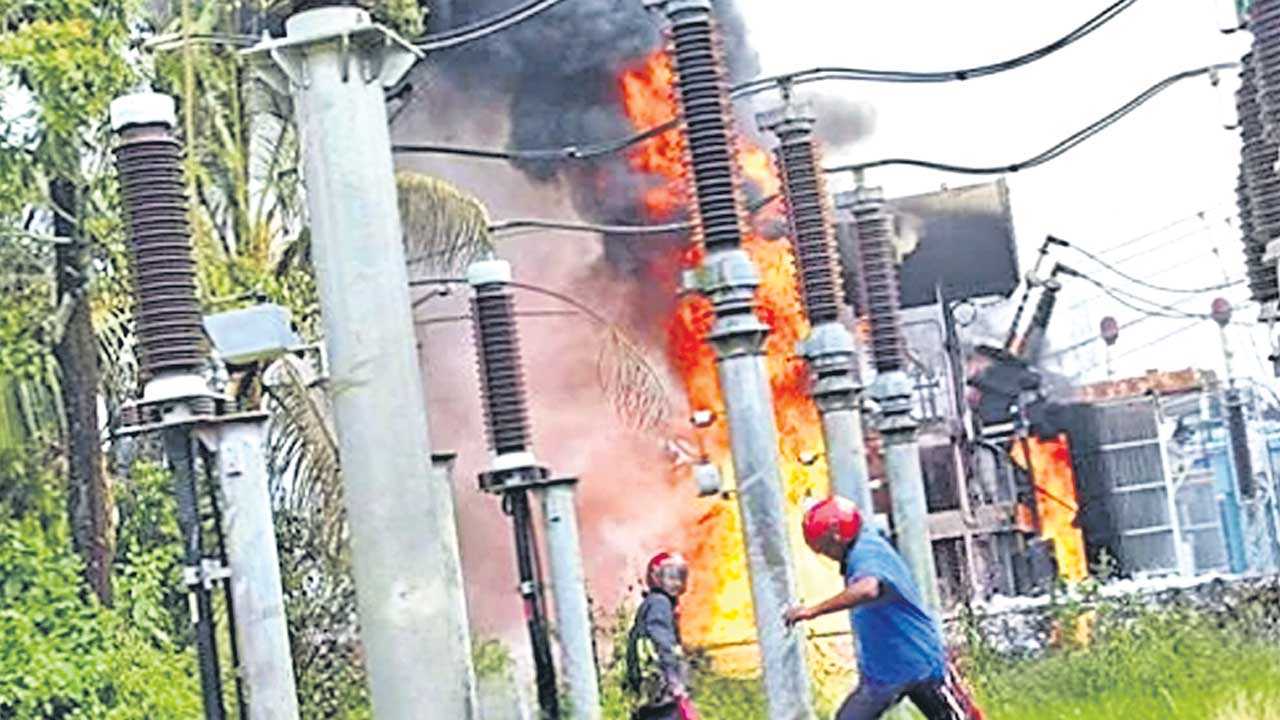 హెవీ లోడ్‌ పేలిపోతున్న ట్రాన్స్‌ఫార్మర్లు