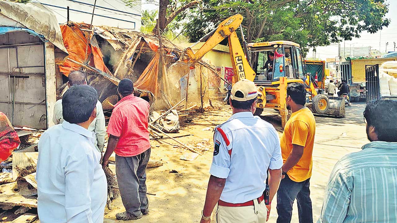 నోటీసుల్లేవ్‌.. బుల్డో జర్లే