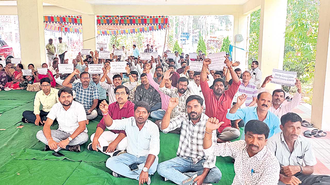 ఆర్టిజన్ల ధర్నా డిమాండ్లు తీర్చకపోతే సమ్మె