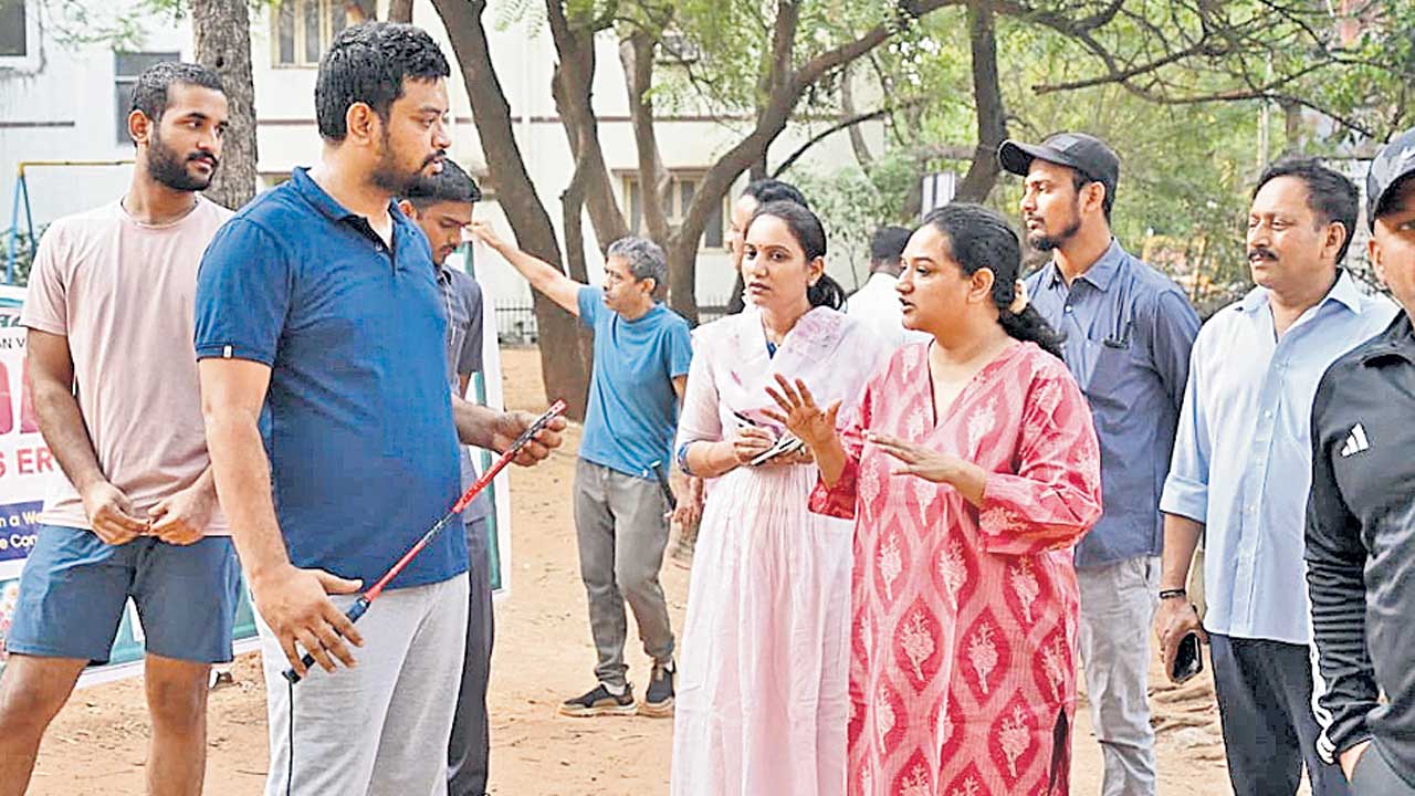 అభివృద్ధి పనులు పరిశీలించిన కమిషనర్‌