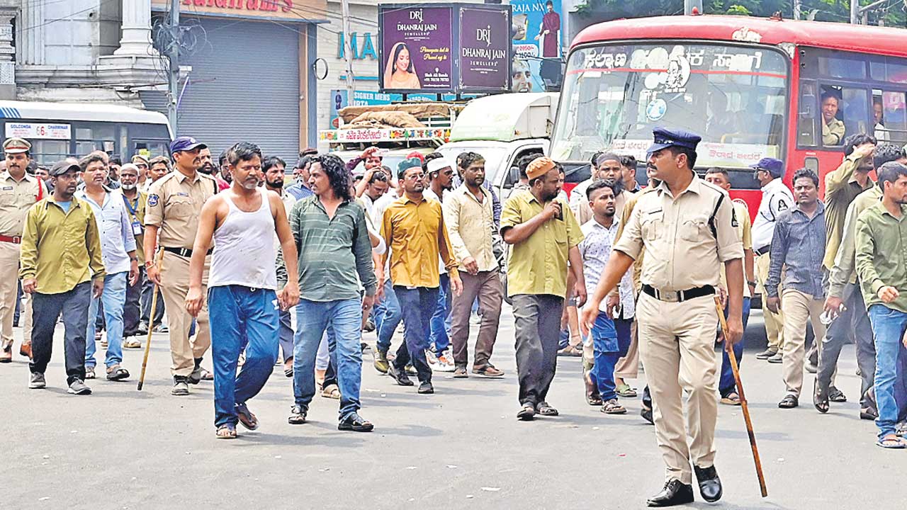 గొంతెత్తిన ఆటోవాలాలు