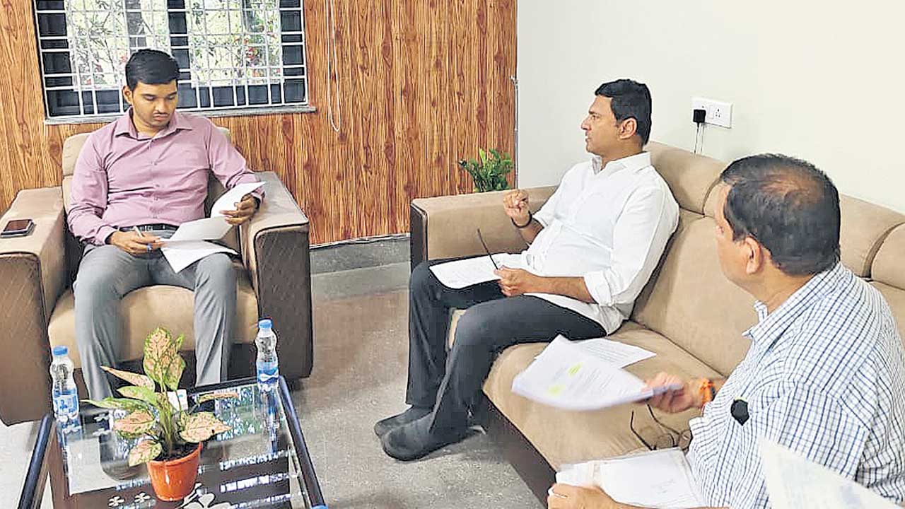 అనధికార నిర్మాణాలను అరికట్టండి