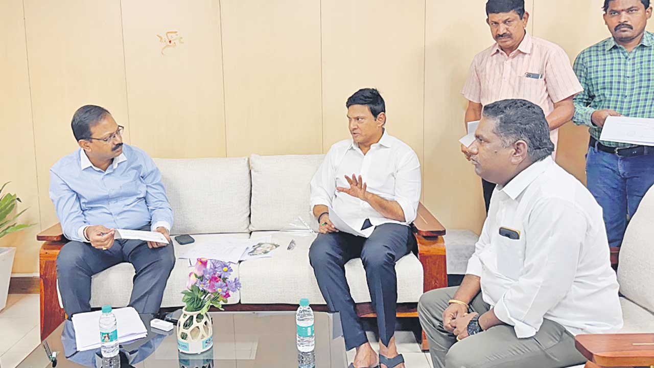 సమస్యలు పరిష్కరించాలి