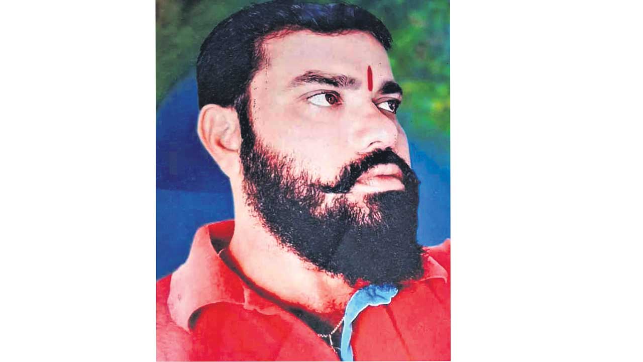 పోలీసుల వేధింపులతో కాలనీ అధ్యక్షుడి ఆత్మహత్య