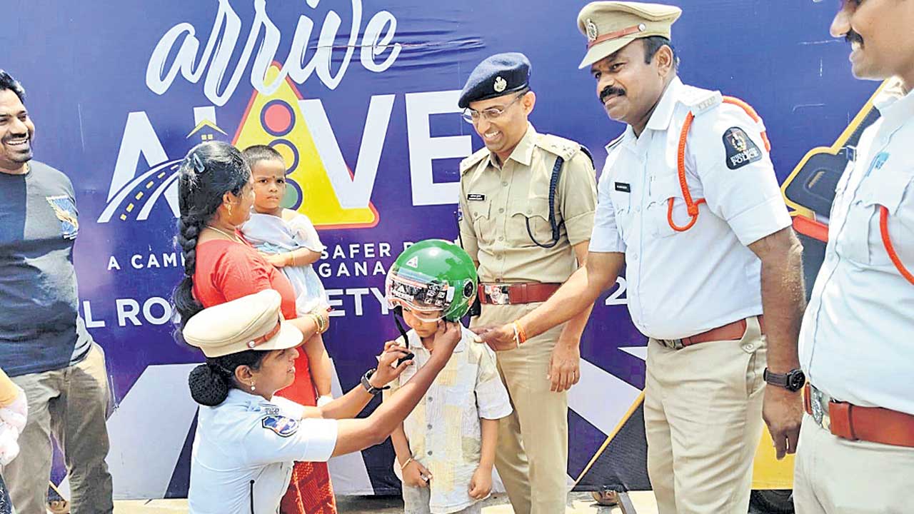 చిన్నారులకు హెల్మెట్‌ తప్పనిసరి