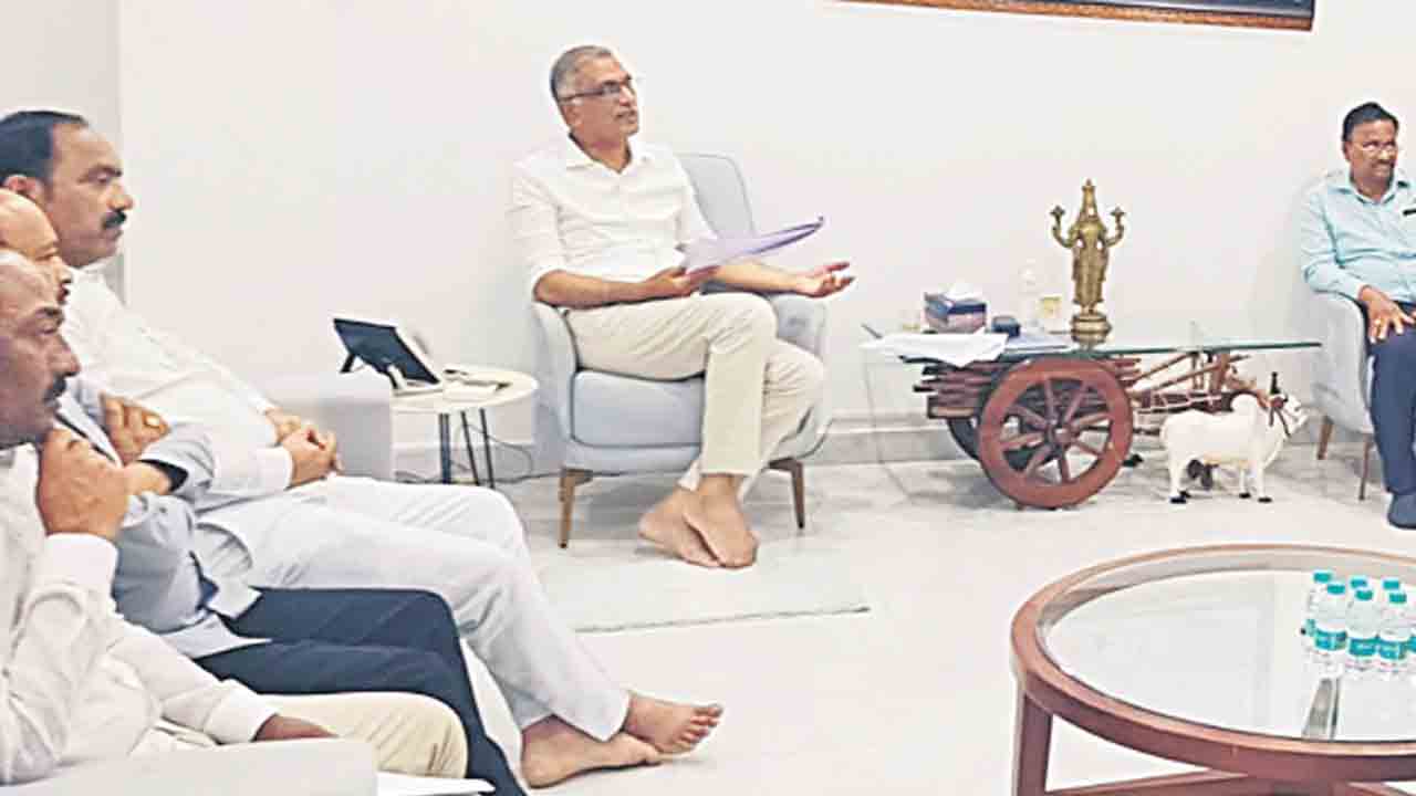 రోడ్ల పనుల పూర్తికి చొరవ చూపాలి