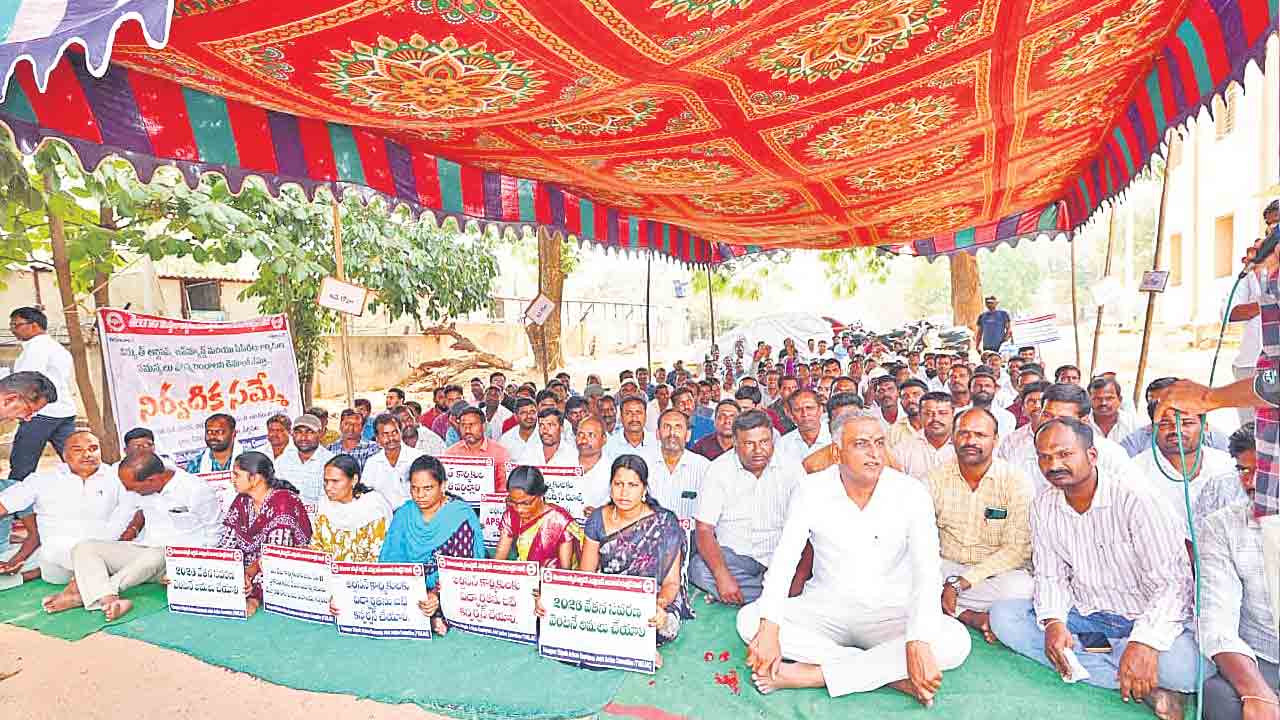 ఆర్టిజన్లు సమ్మె చేస్తున్నా పట్టదా?.. ఆర్టిజన్ల పక్షాన బీఆర్‌ఎస్‌ ప్రత్యక్ష పోరాటం.. హరీశ్‌రావు హెచ్చరిక