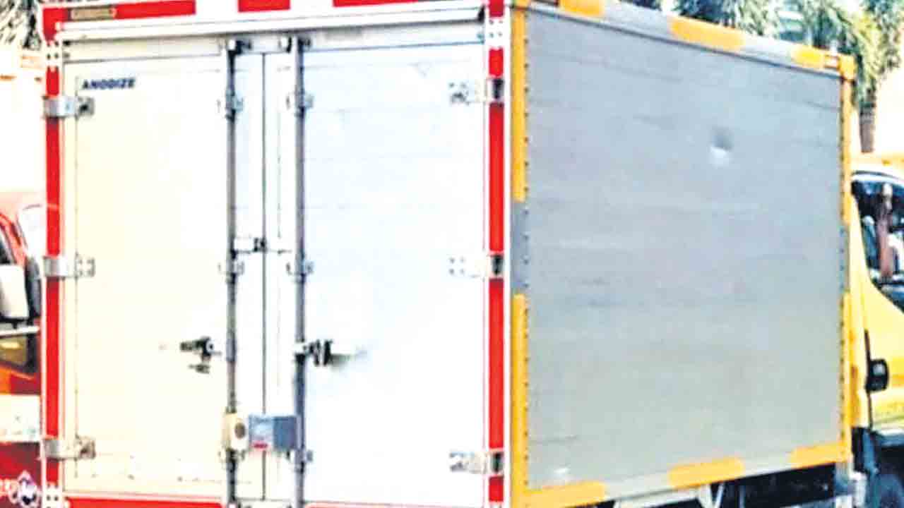 స్టిక్కరింగ్‌ సిండికేట్‌!..హెవీ వెహికిల్స్‌ స్టిక్కరింగ్‌లో భారీ అవినీతి